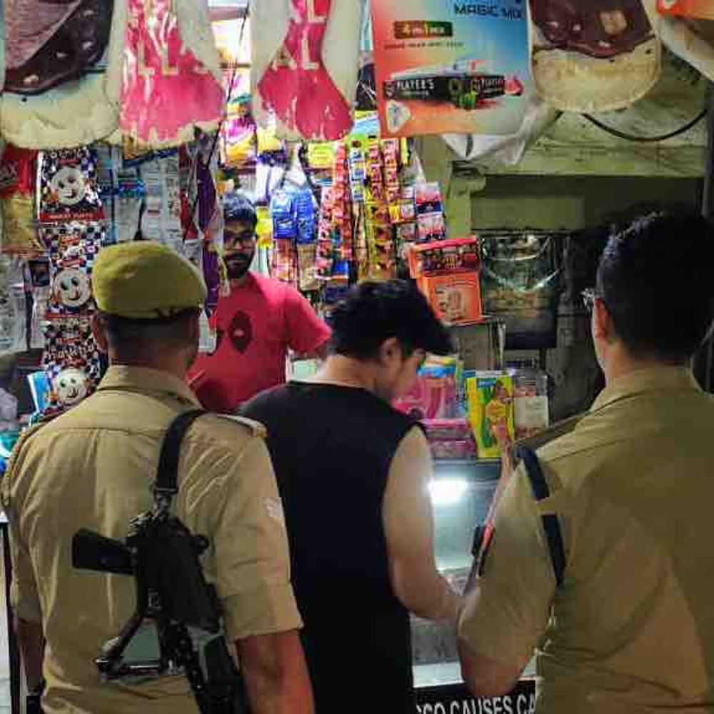 सीओ सिटी ने देर रात खुली दुकानों पर की सख्ती:दुकानदारों से बातचीत की, रात 11 बजे के बाद बंद करने के दिए निर्देश