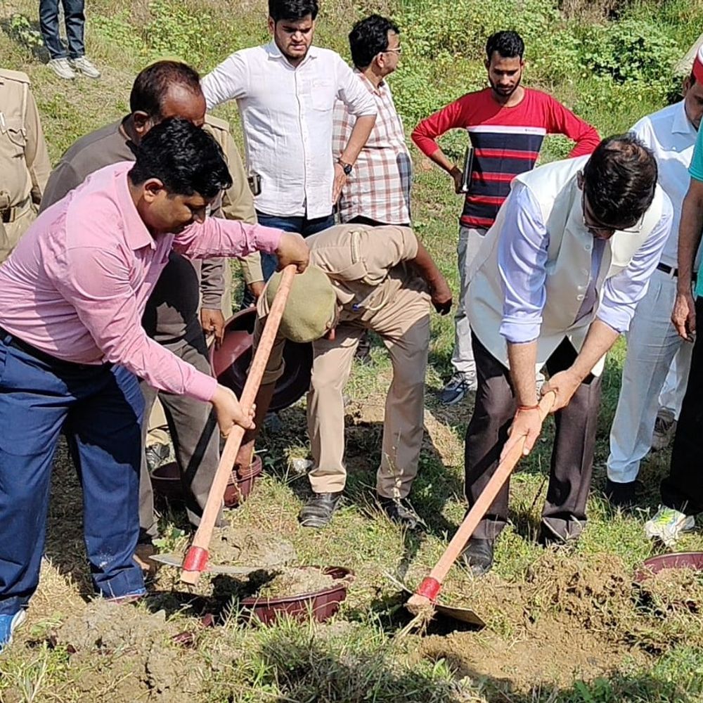 पीलीभीत डीएम ने गोमती नदी पुनरुद्धार कार्य में किया श्रमदान:विलुप्त होती धारा को बचाने के लिए खुद संभाली कमान, फावड़ा चलाकर दिया संदेश