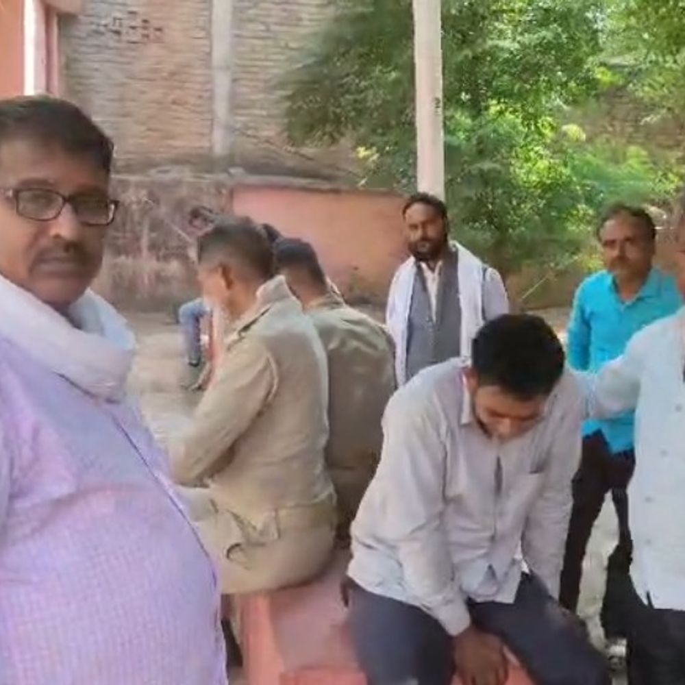 सजेती में बाइक ट्रक से टकराई, युवक की मौत:अज्ञात वाहन की टक्कर से हादसा, एक राहगीर घायल