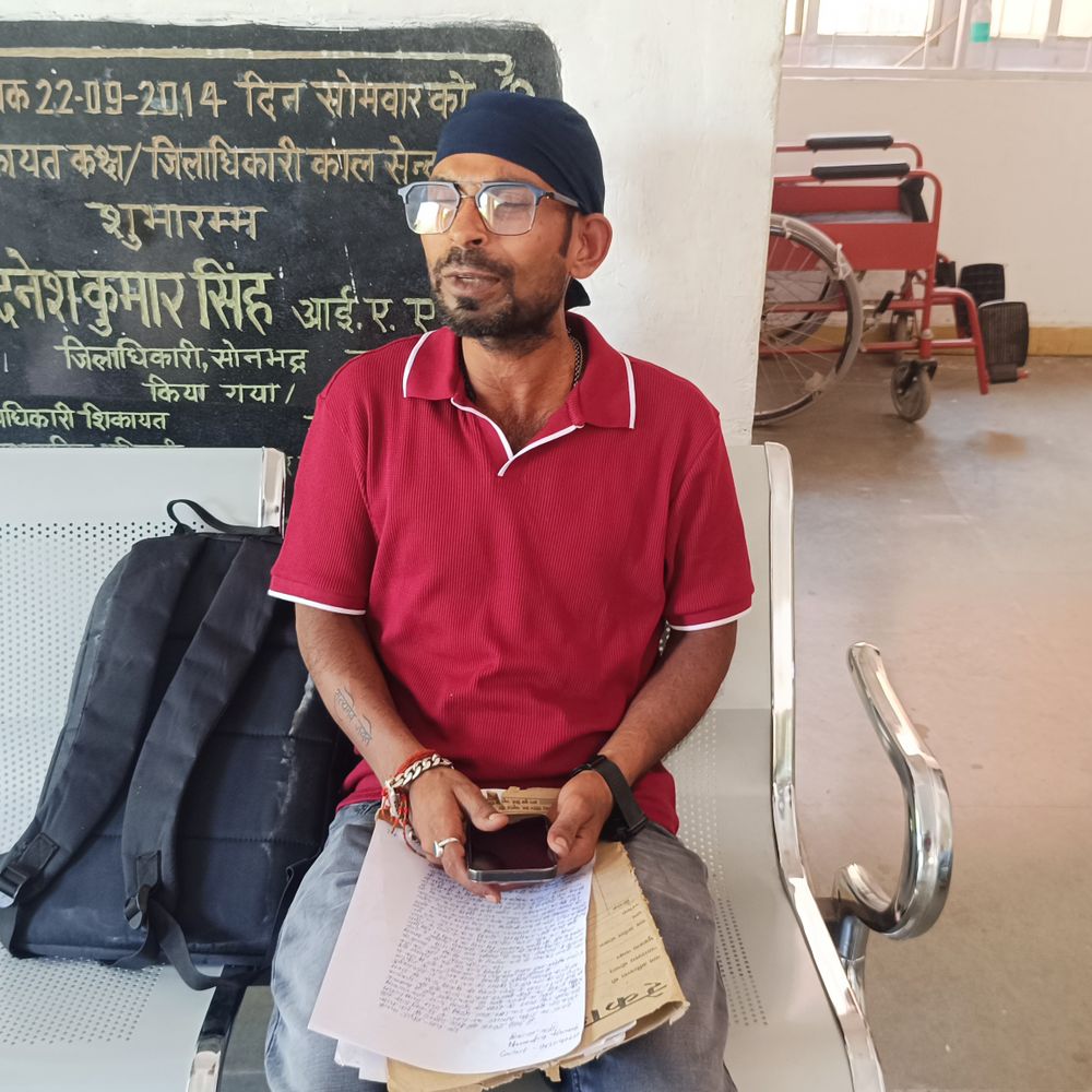 सोनभद्र में युवक कलेक्ट्रेट में पेट्रोल लेकर पहुंचा:  जमीन पर हो रहे अतिक्रमण पर कार्रवाई नहीं होने से नाराज – Sonbhadra News