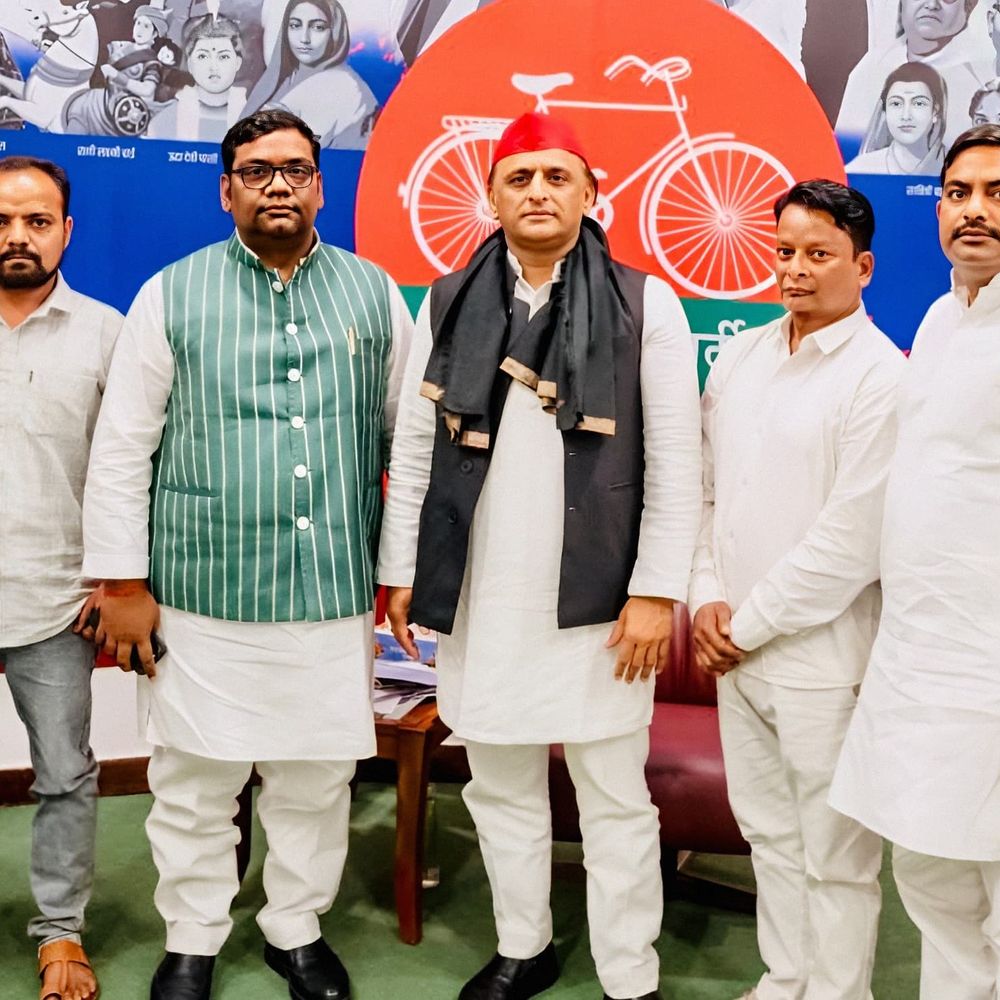 सुल्तानपुर में 140 मुर्गियों की मौत पर राजनीति:भाजपा-सपा विधायक सोशल मीडिया पर भिड़े, अखिलेश ने की थी मदद