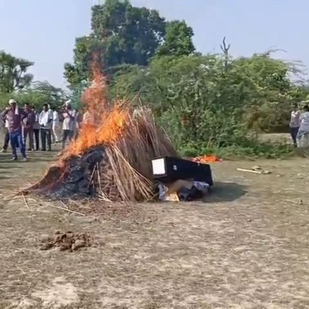 कन्नौज में SI की चिता को भाई ने दी मुखाग्नि:शव देखकर मां और पत्नी बेसुध, दबिश से लौटते समय हरियाणा में हादसा
