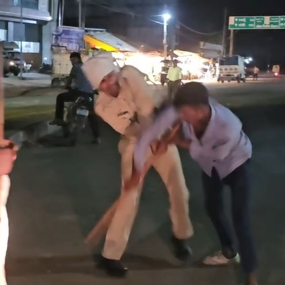 संभल में युवक ने होमगार्ड से बदसलूकी की:डंडा छीनकर 40 मिनट हंगामा किया, पुलिस को धमकी दी