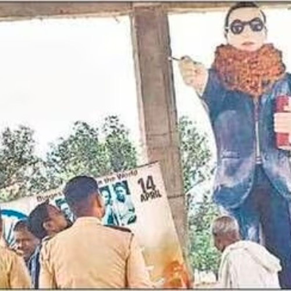 अराजक तत्वों ने तोड़ी आंबेडकर की मूर्ति:दुधारा थाना क्षेत्र के जामडीह चौराहे पर हुई घटना, सीसीटीवी खंगाल रही पुलिस