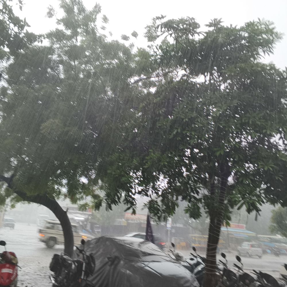 मऊ शहर में अचानक बारिश, गर्मी से राहत:तापमान 36.2 डिग्री सेल्सियस, ग्रामीण इलाकों में धूप खिली रही