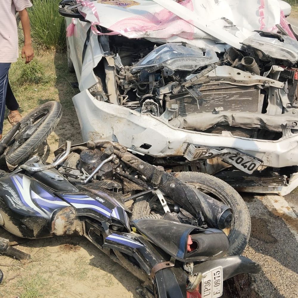 दूल्हे की कार ने बाइक को मारी टक्कर:हादसे में बहन की मौत, भाई घायल, पूर्वांचल एक्सप्रेस-वे की सर्विस लाइन पर हादसा