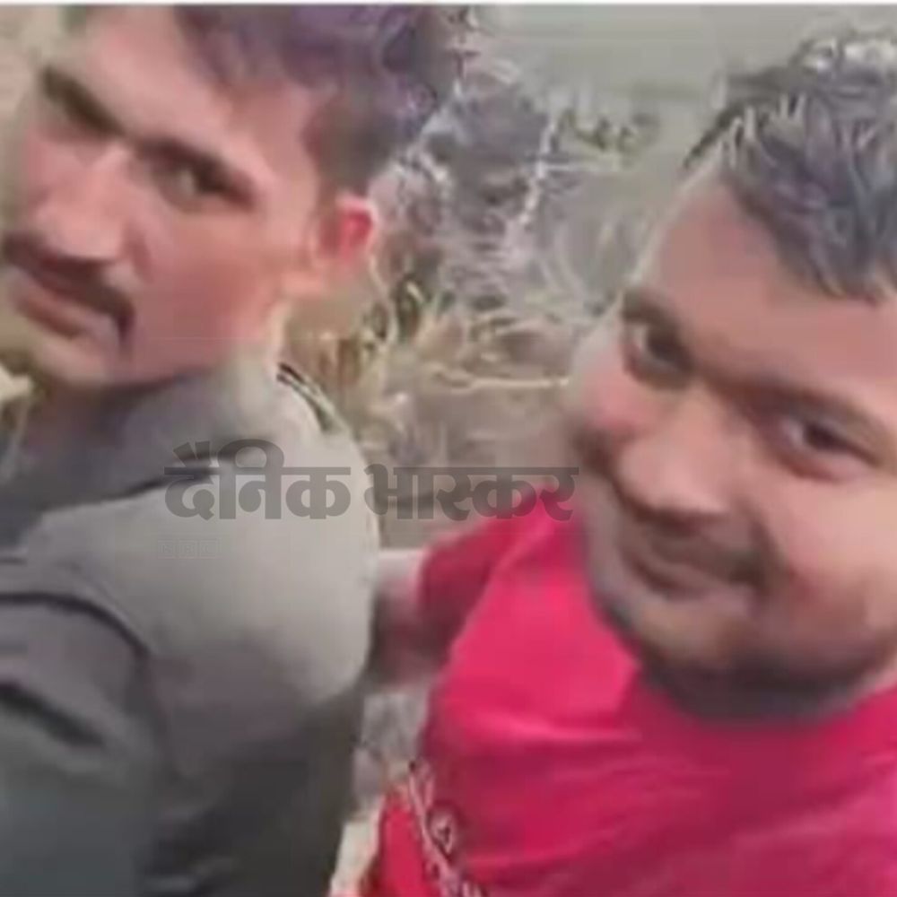 इटावा में वाहन ने बाइक को मारी टक्कर:दो दोस्तों की मौत, पल्सर से भैंस देखकर लौट रहे थे