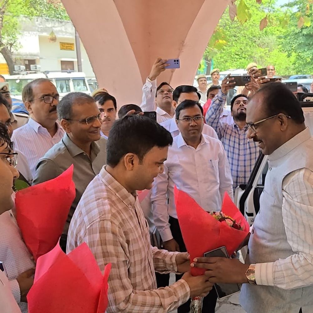 संतोष कुमार शर्मा ने फिरोजाबाद DM का कार्यभार संभाला:जनसुनवाई और विकास योजनाओं पर रहेगा विशेष फोकस