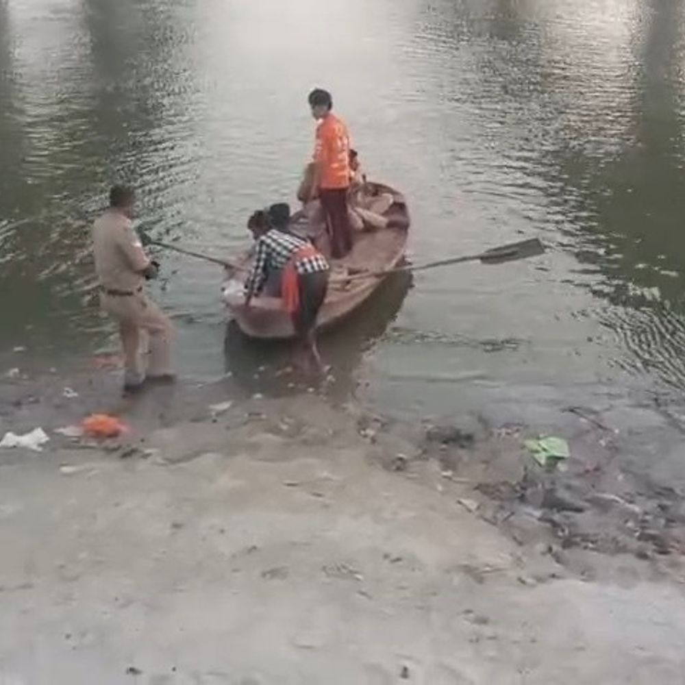 उन्नाव में नहाते समय गंगा में डूबे 5 युवक:लोगों ने 3 को बचाया, एक का शव मिला, दूसरे की तलाश