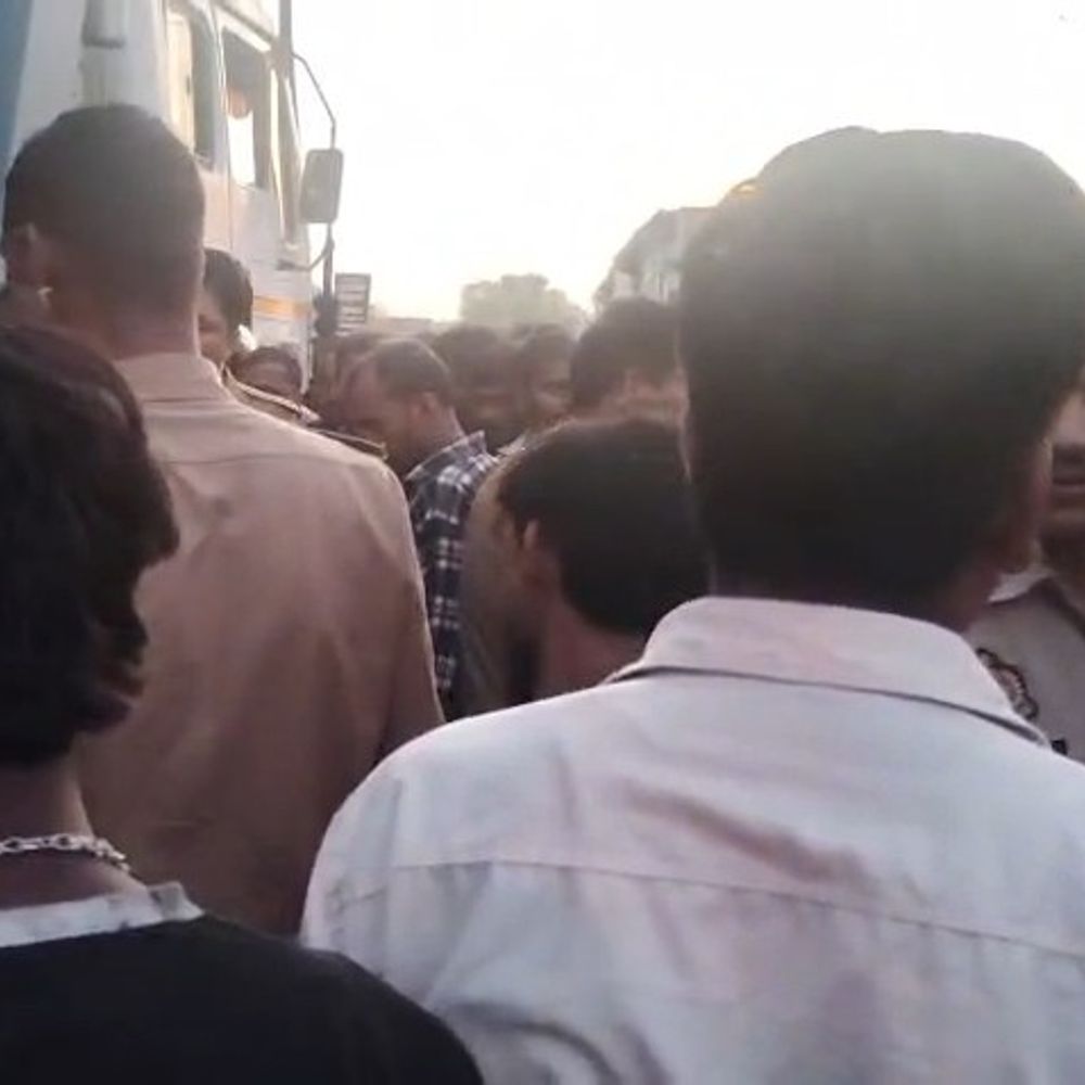 उन्नाव में सड़क हादसे में युवक की मौत:डंपर ने बाइक को टक्कर मारी, हादसे में एक घायल