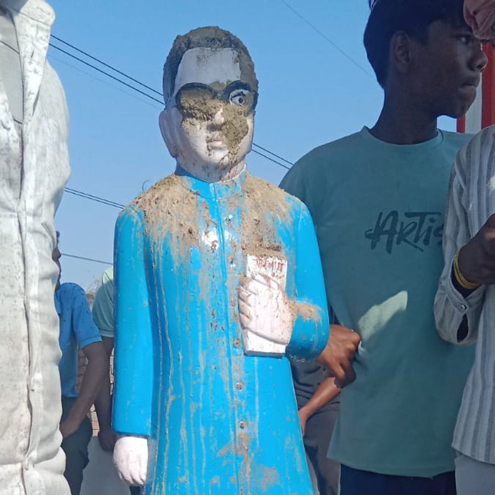 जौनपुर में डॉ. अंबेडकर की प्रतिमा पर कीचड़ फेंका:गहली गांव में घटना, ग्रामीणों में आक्रोश, CCTV लगाने की तैयारी