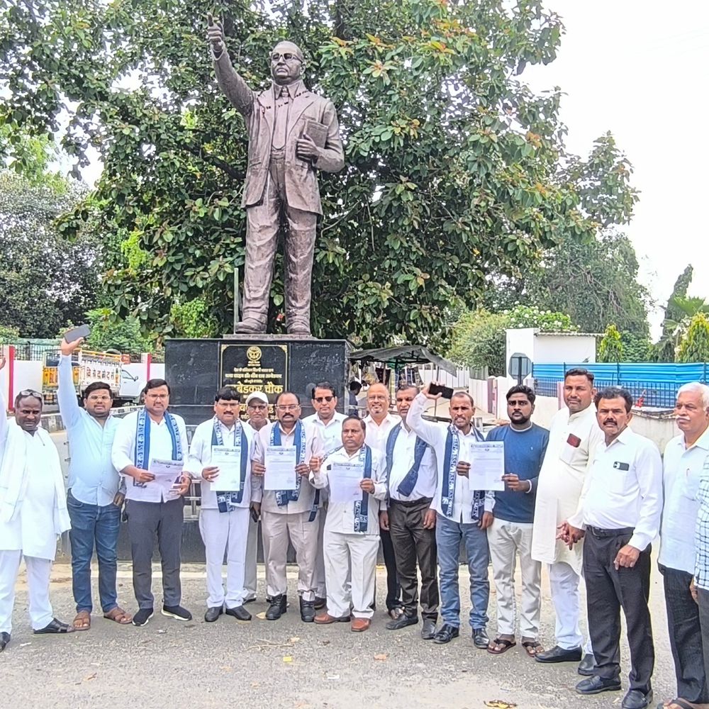 मैनपुरी में अंबेडकर पार्क बोर्ड हटाने पर बसपा का प्रदर्शन:दबंगों पर आरोप, डीएम से शिकायत; जांच के आदेश