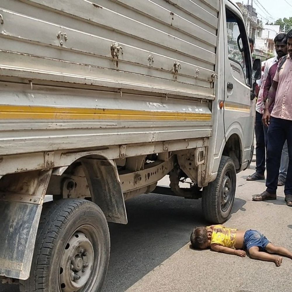 दो साल के मासूम को ओवरलोड छोटा हाथी ने कुचला:मेरठ के टीपीनगर में हादसा, बच्चे की हालत गंभीर