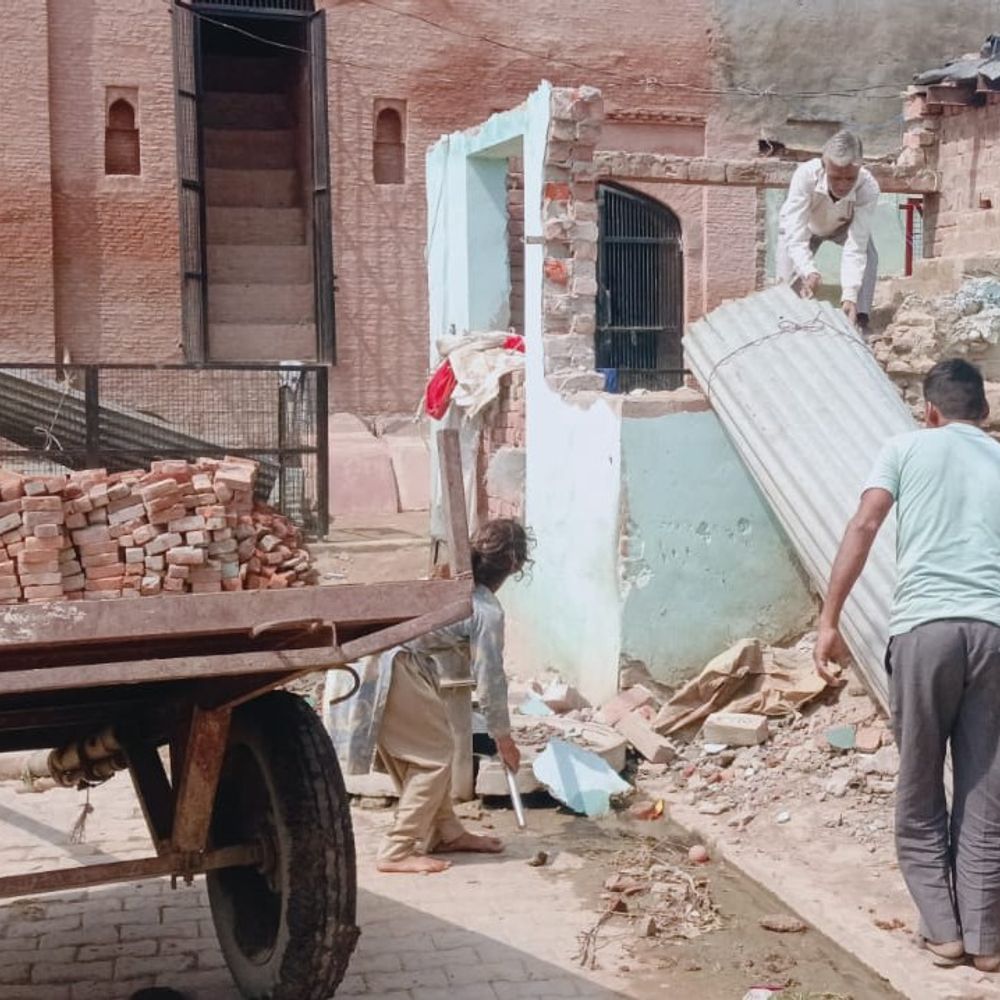 संभल के प्राचीन किले से हट रहा अवैध कब्जा:पांच मकान तोड़े, सात ने सामान हटाया; पात्रों को अब तक नहीं मिला पट्टा