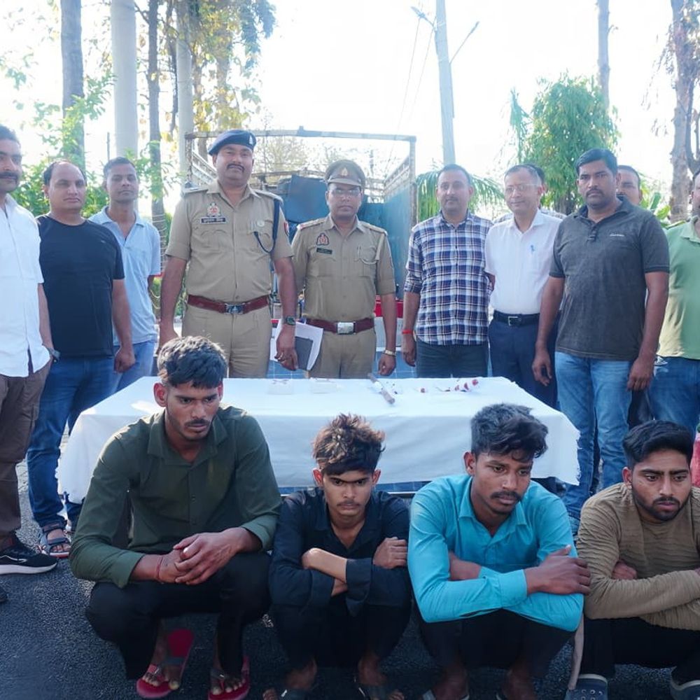 सरकारी भवन में चोरी करने वाले 4 चोर गिरफ्तार:रामपुर पुलिस ने इलेक्ट्रॉनिक सामान और हथियार किया बरामद