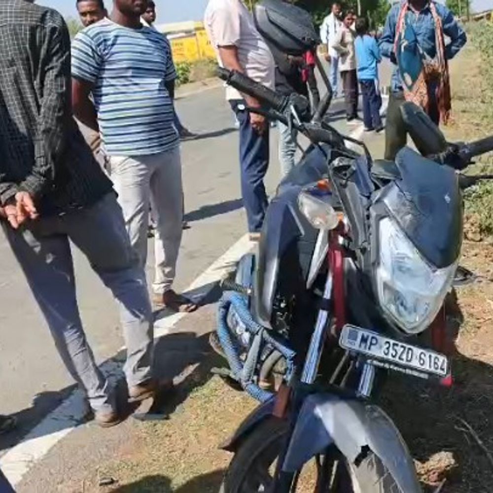 बाइक ने ठेले को मारी टक्कर, सामान सड़क पर बिखरा:  राइडर घायल, साथी फरार; पन्ना में नींद की झपकी से हुआ हादसा – Panna News