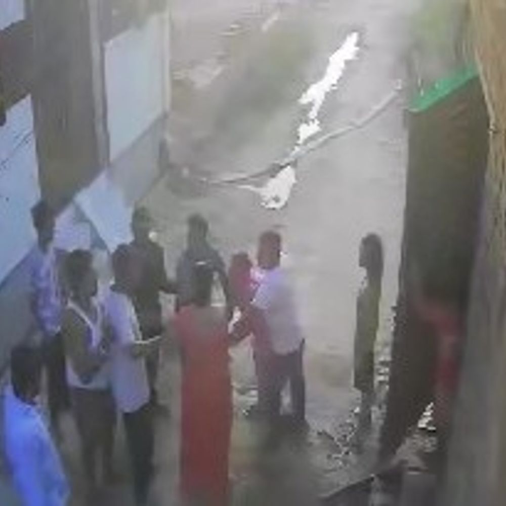 उन्नाव में महिला को पड़ोसियों ने पीटा, VIDEO:जान से मारने की धमकी; पुलिस पर कार्रवाई न करने का आरोप, एसपी से शिकायत