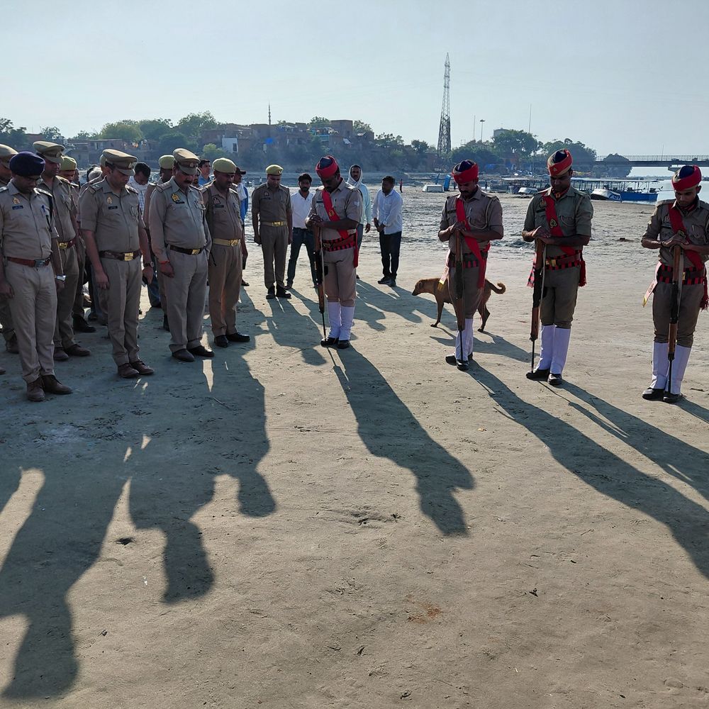 हरियाणा हादसे में जान गंवाने वाले दारोगा का अंतिम संस्कार:फर्रुखाबाद के पांचाल घाट पर दी गई सलामी, बड़े बेटे ने दी मुखाग्नि