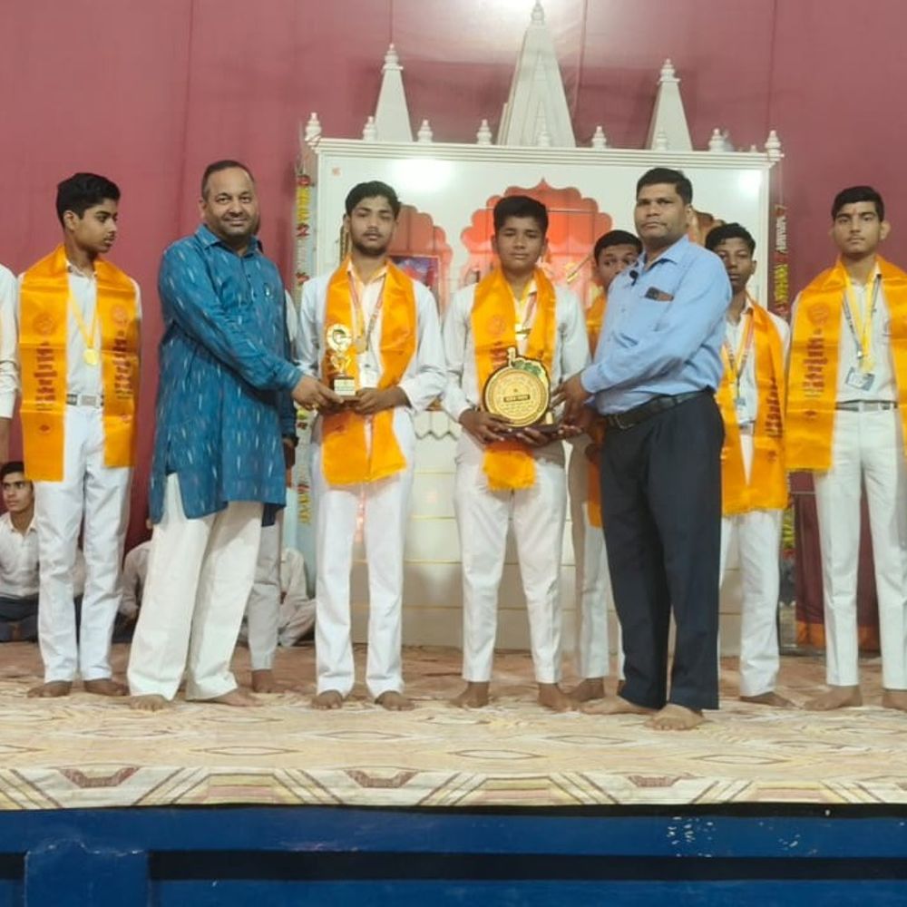 कासगंज में हाईस्कूल के 5 मेधावी छात्रों की फीस माफ:बोर्ड परीक्षा में उत्कृष्ट प्रदर्शन पर विद्यालय ने किया सम्मानित
