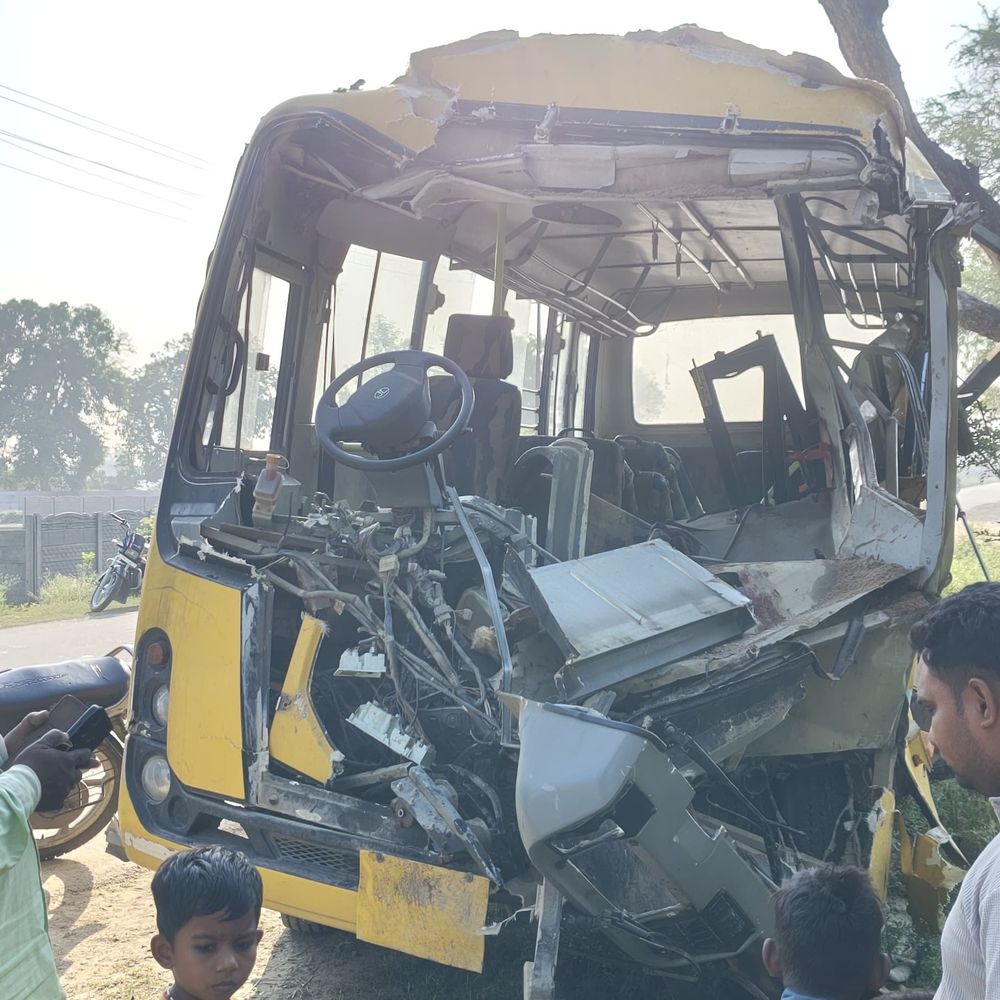 डंपर से टकराई बारातियों से भरी स्कूल बस, 19 घायल:फतेहपुर में 5 की हालत नाजुक, ड्राइवर को झपकी लगने से हुई टक्कर