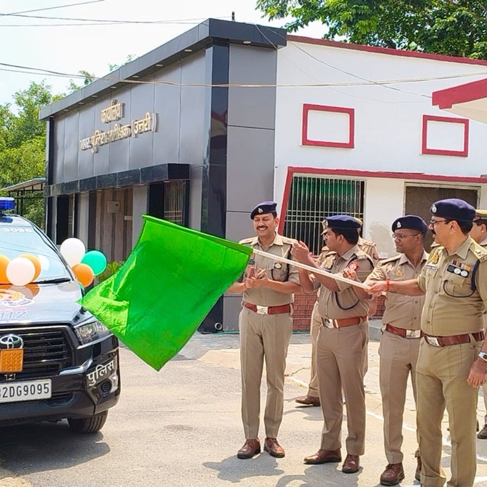 बलिया को मिलीं 5 नई PRV गाड़ियां:एसपी ने हरी झंडी दिखाकर थानों के लिए किया रवाना