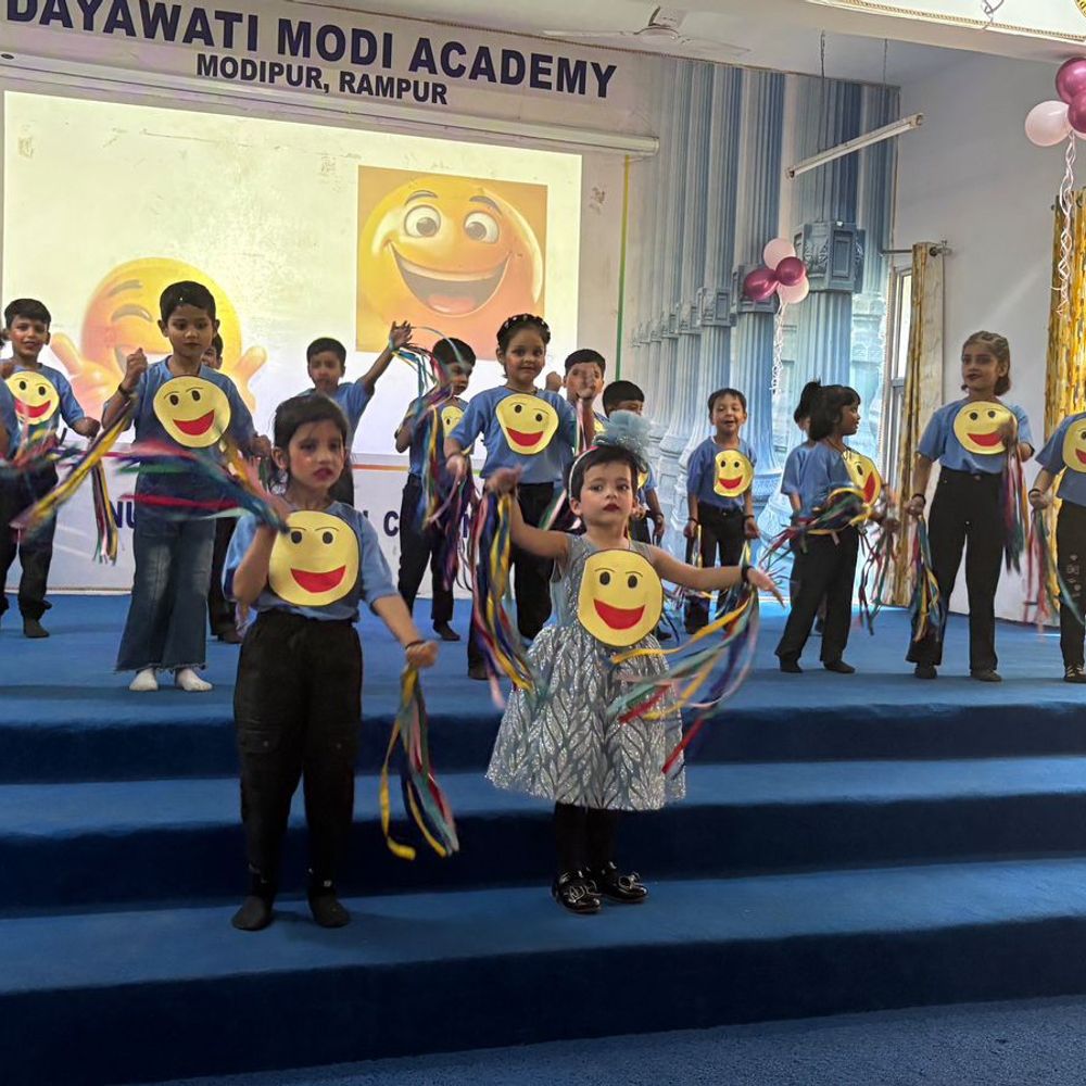 दयावती मोदी एकेडमी में अभिभावक कार्यक्रम आयोजित:बच्चों की प्रस्तुतियों ने मन मोहा, विशेषज्ञों ने दिए परवरिश के सुझाव
