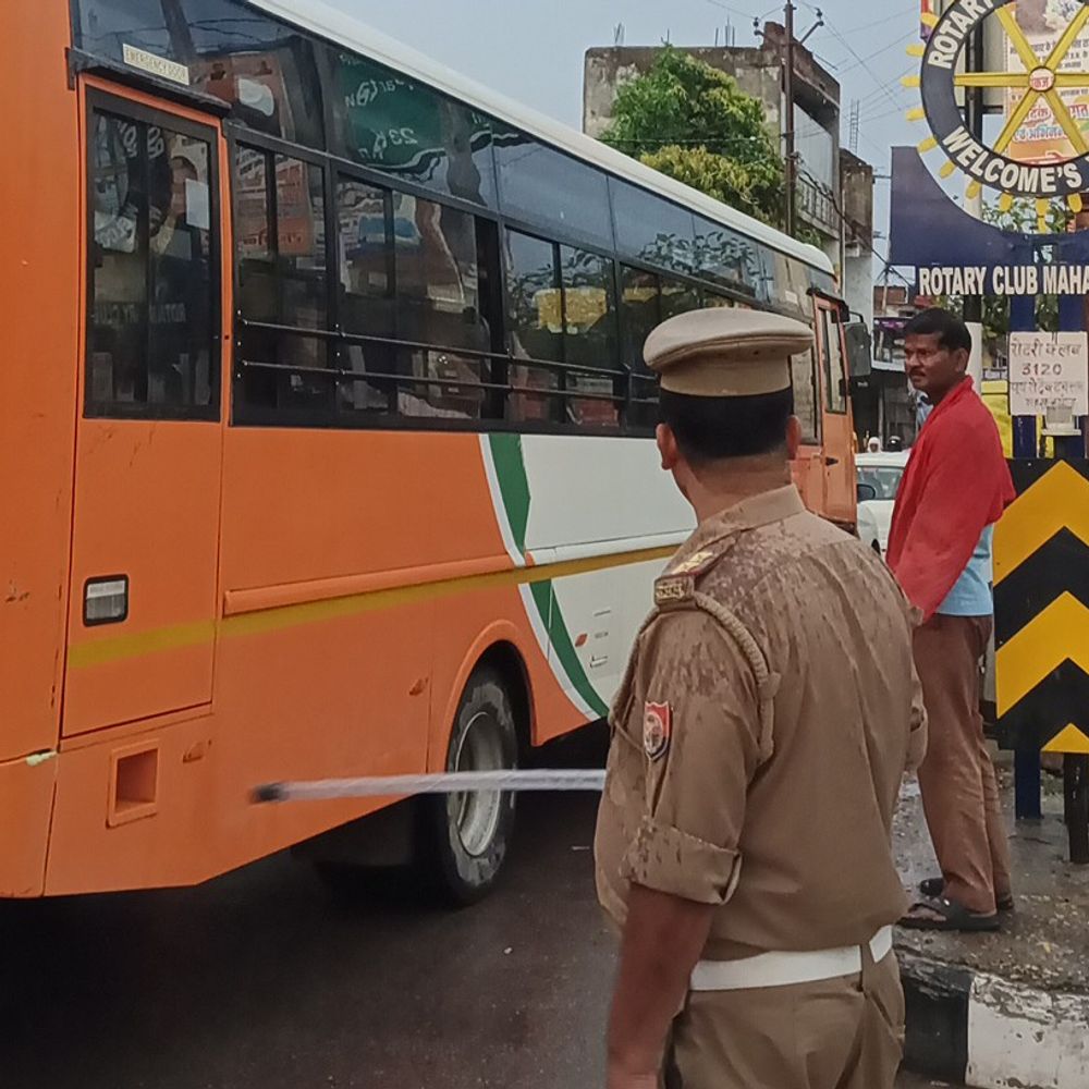 महराजगंज चौराहे पर बारिश रुकते ही लगा जाम:तीन घंटे तक वाहनों की लंबी कतारें, लोग परेशान; टीआई ने जाम खुलवाया