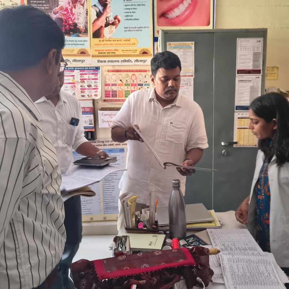 सीतापुर में आयुष्मान आरोग्य मंदिर में मिली खामियां:डीएम ने निरीक्षण कर एएनएम, आशा कार्यकत्री को नोटिस दी; मिड-डे मील का खाना चखा