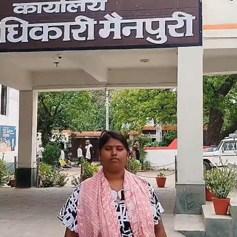 मैनपुरी में महिला की पैतृक जमीन पर अवैध कब्जा:दबंगों ने रास्ता भी घेरा, प्रशासन से न्याय की मांग