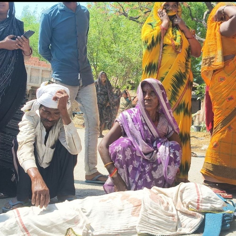 प्रतापगढ़ में स्कूल जा रही छात्रा को ट्रैक्टर ने कुचला:परिजनों ने शव रखकर सड़क जाम की, आरोपी चालक फरार