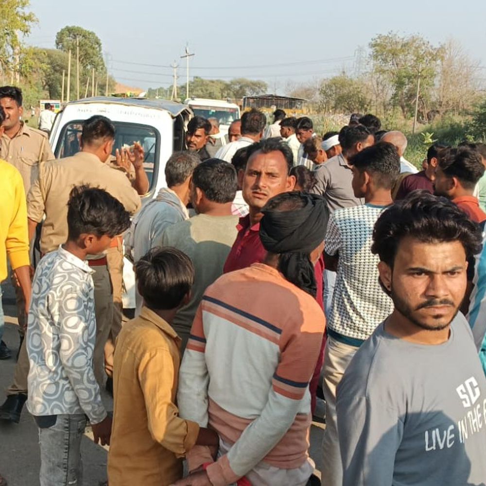 जालौन में दो बाइकों की टक्कर:तीन लोग गंभीर घायल, उरई मेडिकल कॉलेज रेफर