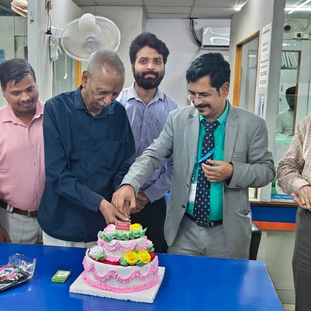 बैंक ऑफ इंडिया स्टाफ यूनियंस ने पूरे किए 75 साल:प्लेटिनम जुबली पर हरदोई में केक काटकर मनाया जश्न