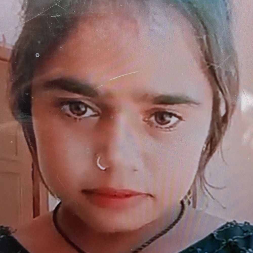 मैनपुरी में युवती ने फांसी लगाकर की आत्महत्या:कमरें में छत के कुंडे से दुपट्टे के सहारे लटका मिला शव