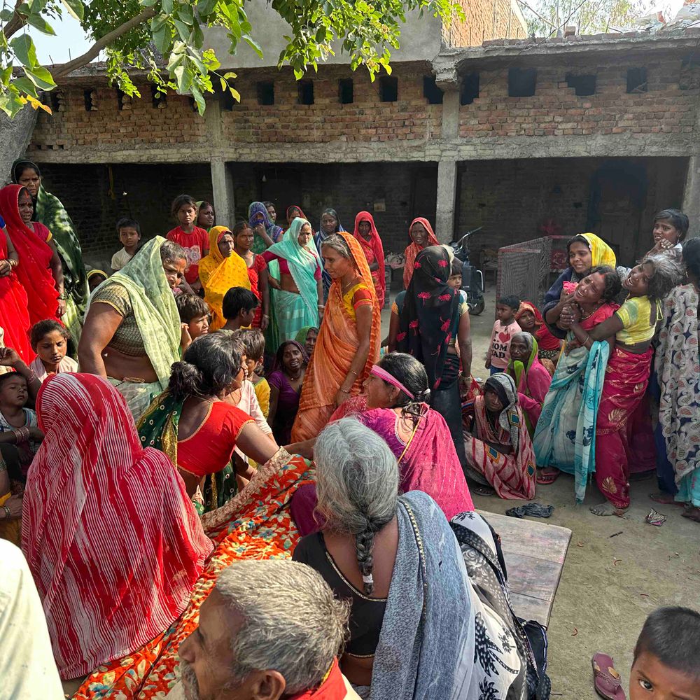 प्रयागराज में बेकाबू कार ने बारातियों को रौंदा:फूलपुर में द्वारचार के दौरान 1 की मौत, 15 घायल