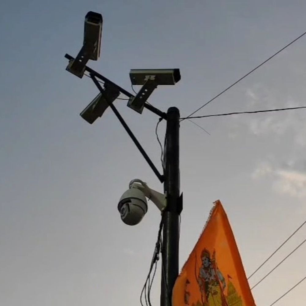 महोबा में अपराधियों पर तीसरी आंख का पहरा:शहर-बॉर्डर पर ANPR कैमरे लगे, रफ्तार और अपराध पर कमांड सेंटर से निगरानी