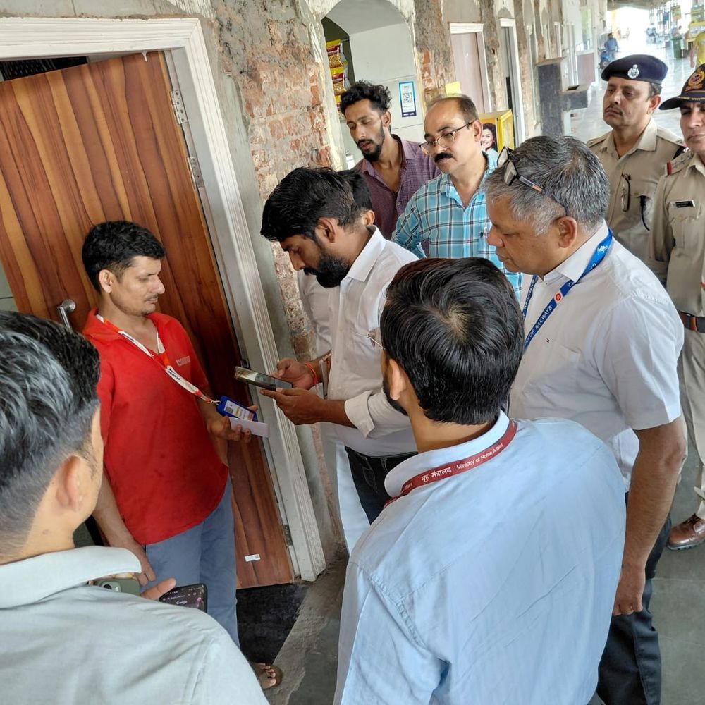 हापुड़ स्टेशन पर ADRM का निरीक्षण:शीतल जल, सफाई और बंद CCTV पर सुधार कराने के दिए निर्देश