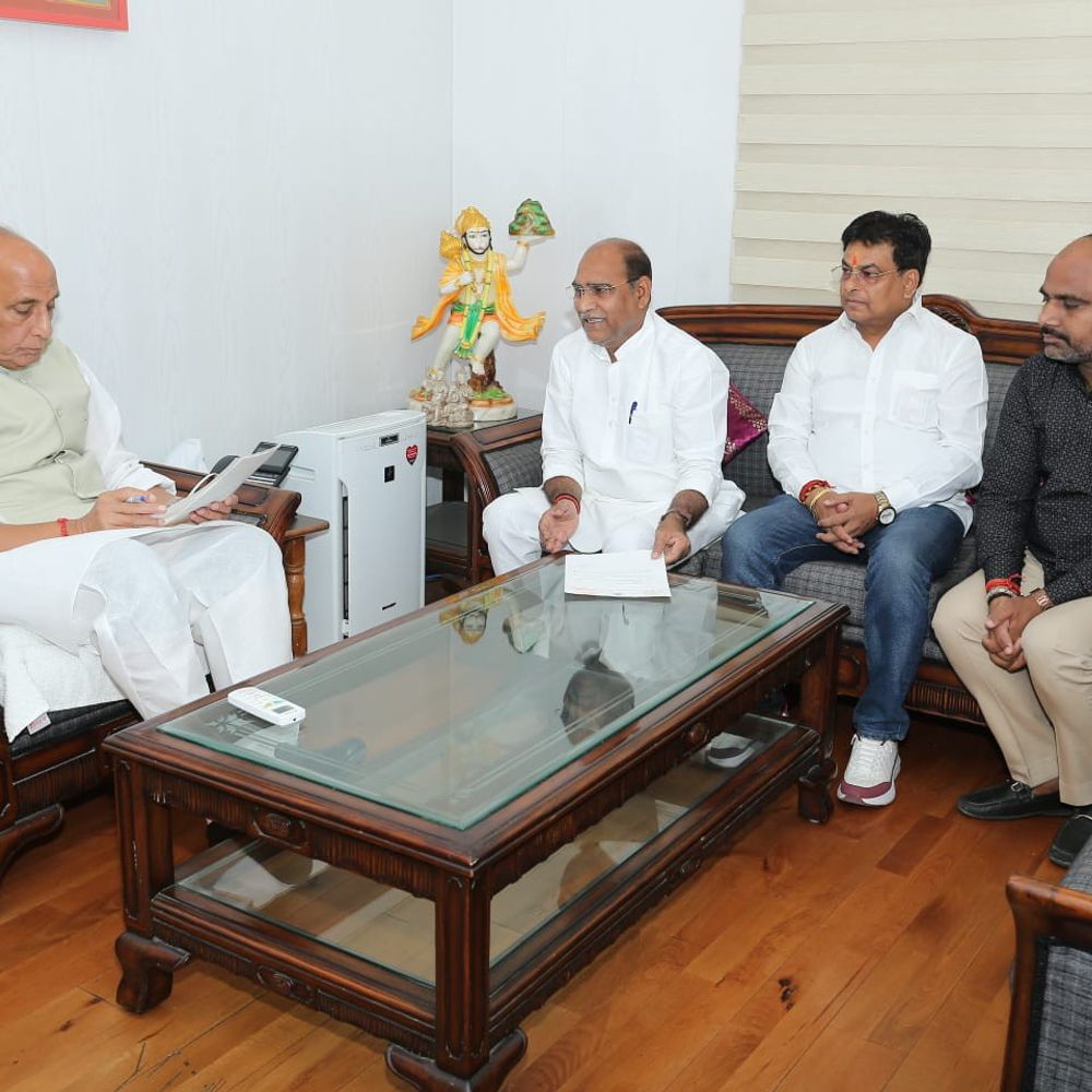 रक्षामंत्री से विधायक गौरी शंकर वर्मा ने की मुलाकात:जालौन में ECHS, स्पर्श सेल और मिलिट्री स्कूल की मांग; डिफेंस कॉरिडोर का रखा प्रस्ताव