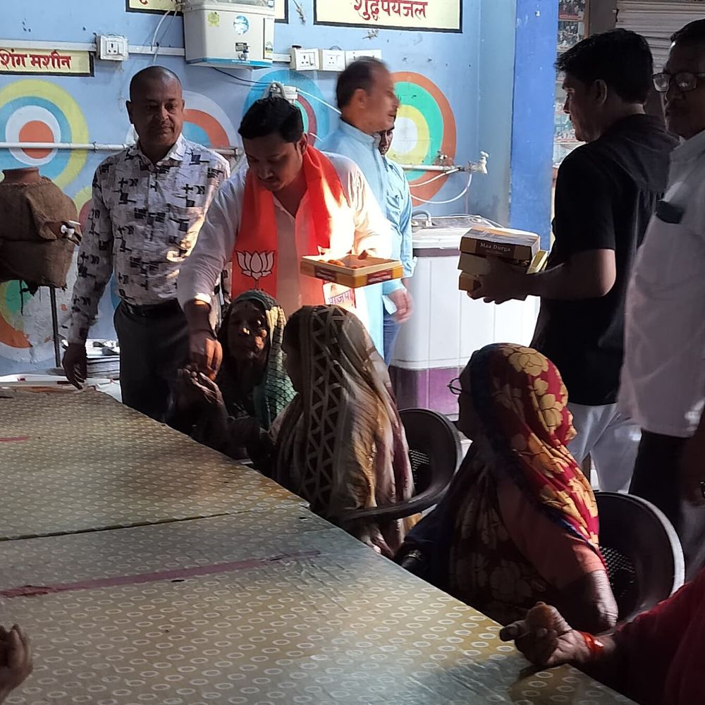 विधानसभा चुनाव में भाजपा की जीत पर उत्सव:भदोही के गोपीगंज मंडल अध्यक्ष ने वृद्धाश्रम में मिठाई बांटकर मनाया जश्न