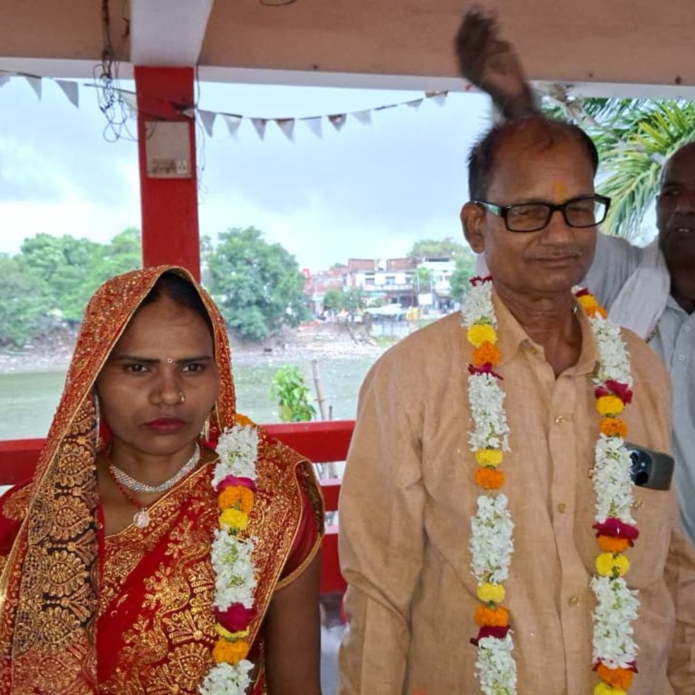 70 साल के बुजुर्ग की 30 वर्षीय महिला से शादी:मऊ के शिव मंदिर में हुआ विवाह, विधवा के बच्चों को मिला नया सहारा
