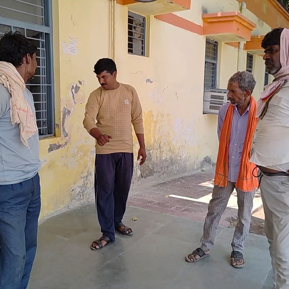 इटावा में विवाहिता का शव फंदे पर लटका मिला:पति-पत्नी में मोबाइल टूटने पर हुआ था विवाद, महिला ने थाने जाने की कही थी बात