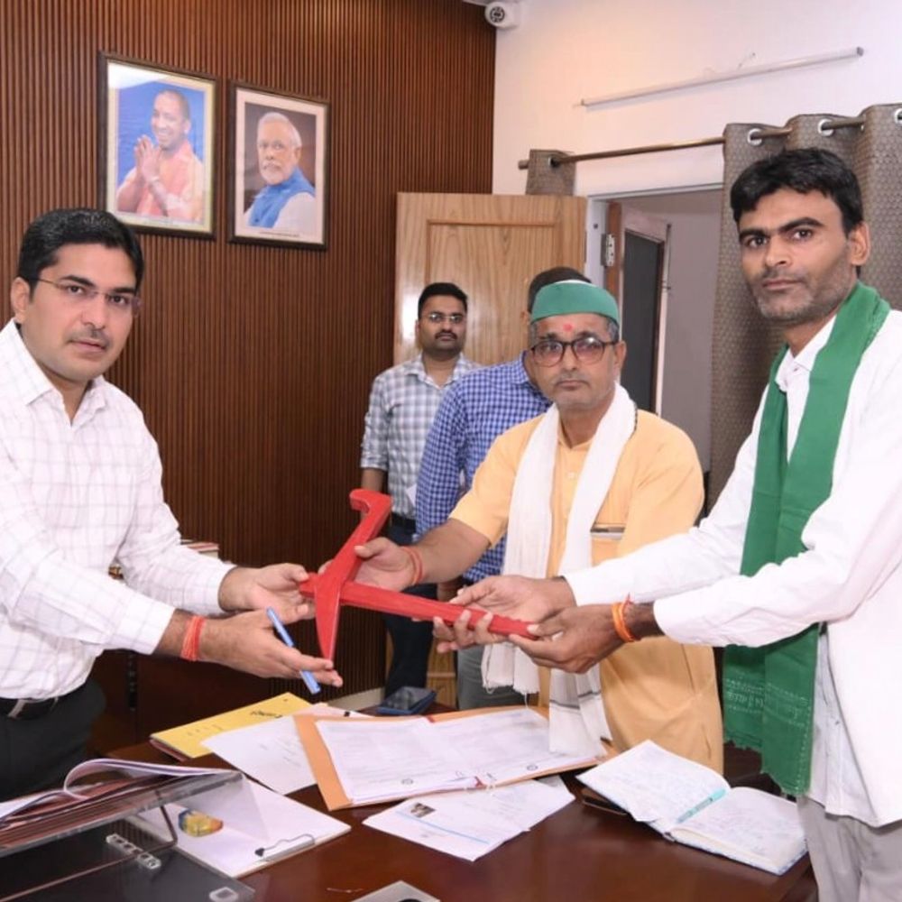 भाकियू BRSS ने संभल DM को हल भेंट किया:किसानों की समस्याओं पर 18 मई को पंचायत में अधिकारी बुलाने की मांग