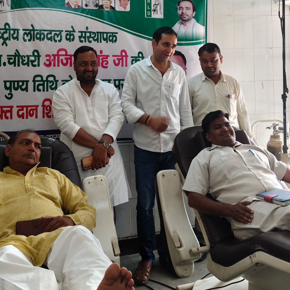 हाथरस में रालोद ने मनाई चौधरी अजीत सिंह की पुण्यतिथि:रालोद ने लगाया रक्तदान शिविर, दी भावपूर्ण श्रद्धांजलि
