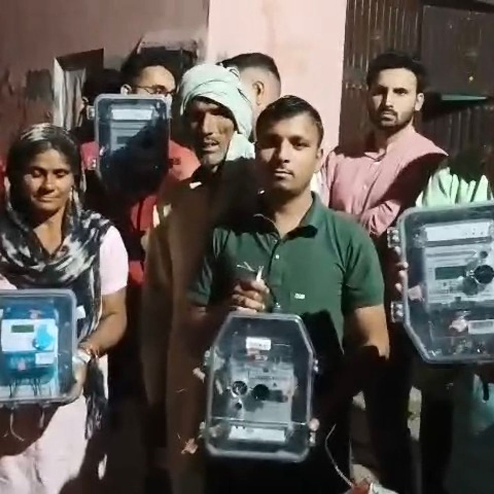 मुजफ्फरनगर में ग्रामीणों ने स्मार्ट मीटर उखाड़े, डायरेक्ट लाइन जोड़ी:500 के रिचार्ज पर 2300 का बिल, बिजली विभाग को दी चेतावनी