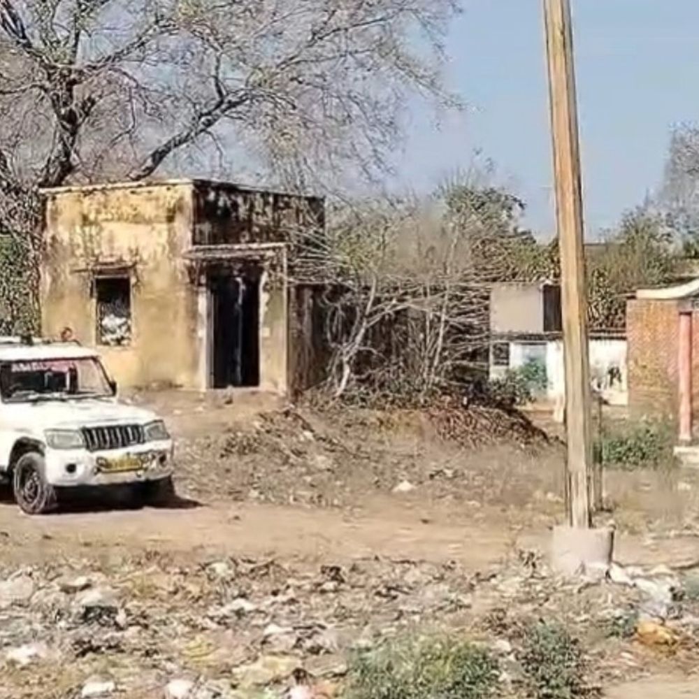 करैरा में सड़क हादसे में युवक की मौत:दोस्त गंभीर रूप से घायल; आईसर चालक ने तेज रफ्तार में मारी टक्कर