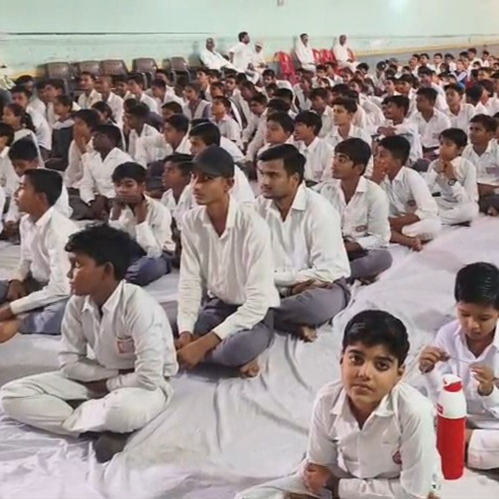 महोबा में सरस्वती विद्या मंदिर के छात्र जिला टॉपर:यूपी बोर्ड परीक्षा में उत्कृष्ट प्रदर्शन पर हुए सम्मानित