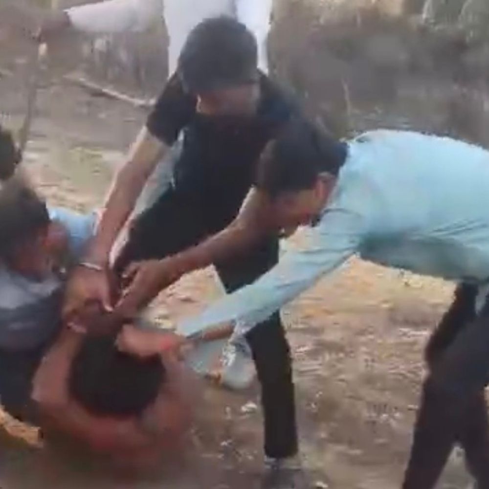 ललितपुर में नाली खोदने से इनकार पर युवक की पिटाई:जान से मारने की धमकी, 7 दिन बाद भी आरोपी फरार; SP से कार्रवाई की मांग