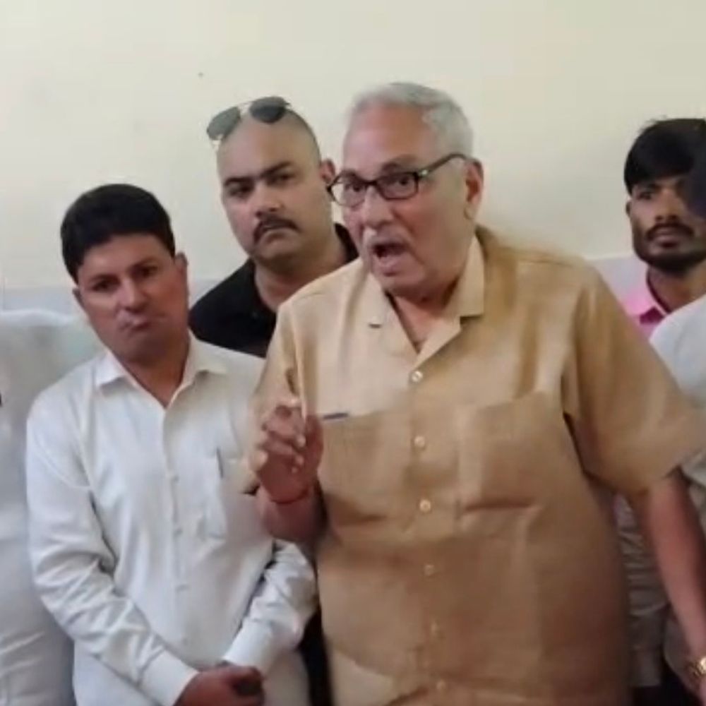 गर्म राख से झुलसे बच्चे मेरठ से बिजनौर लौटे:परिजनों ने इलाज में लापरवाही का आरोप लगाया, मुआवजे की मांग