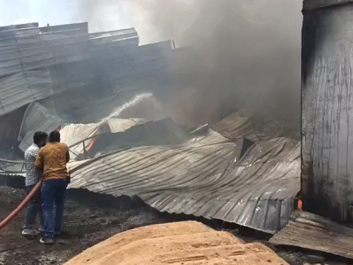 भोपाल के मालीखेड़ी में भीषण आग:कबाड़ का गोदाम जला; रहवासियों में हड़कंप, नरवाई से आग भड़कने की शंका