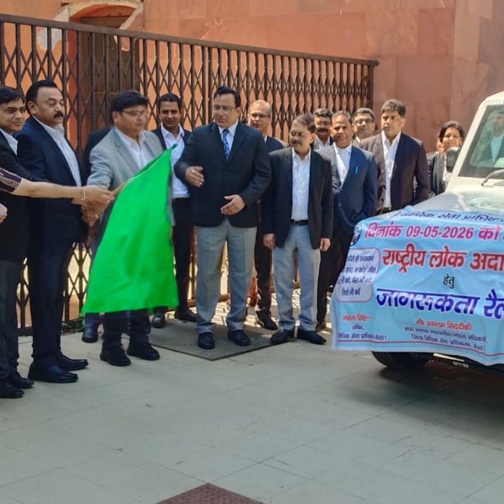 राष्ट्रीय लोक अदालत के लिए प्रचार वाहन रवाना:जिला न्यायाधीश ने हरी झंडी दिखाकर किया शुभारंभ