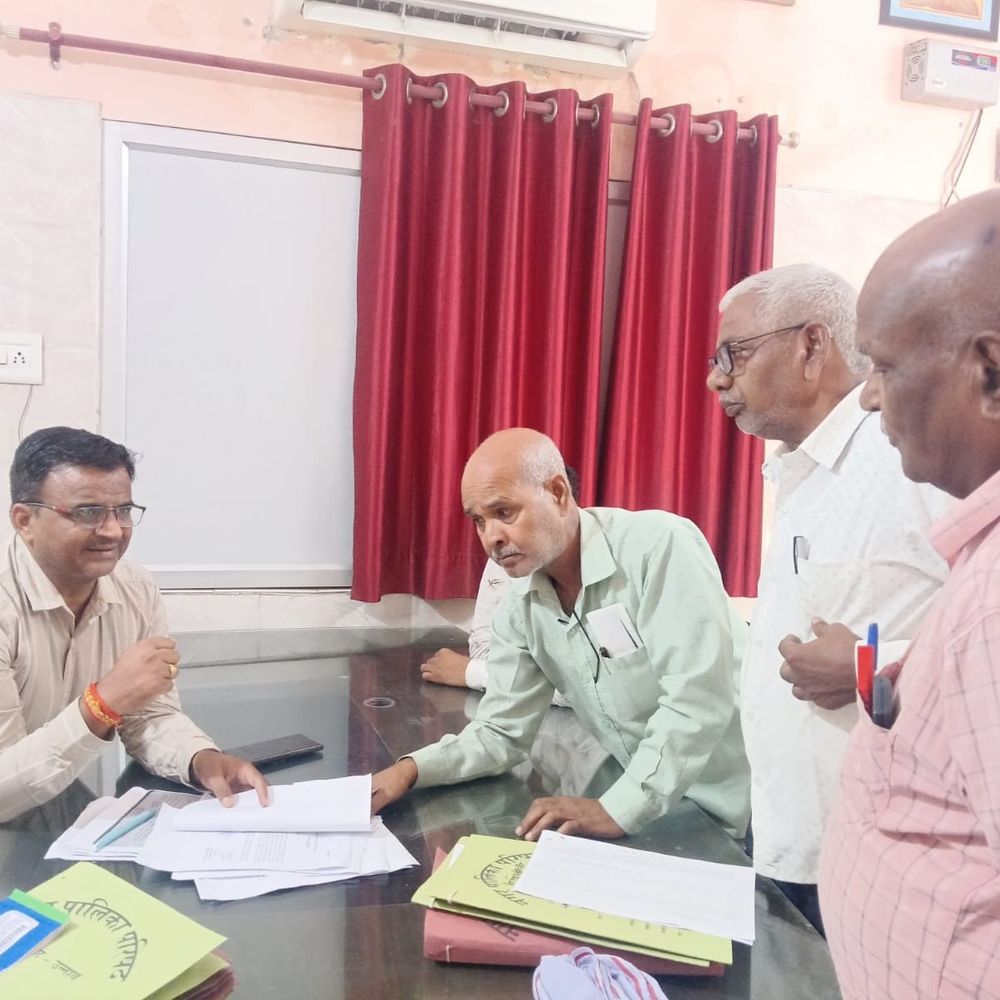 उन्नाव में गंगाघाट पालिका में EO सख्त:पेंशन, सफाई और जनगणना में लापरवाही पर कर्मचारियों को फटकार